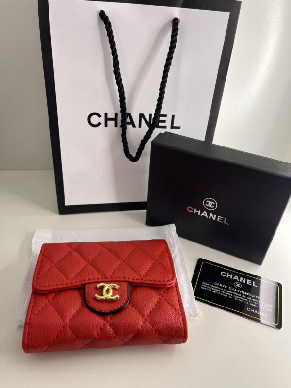 Portefeuille Chanel: Classic Flap Wallet ROUGE  – Logo doré