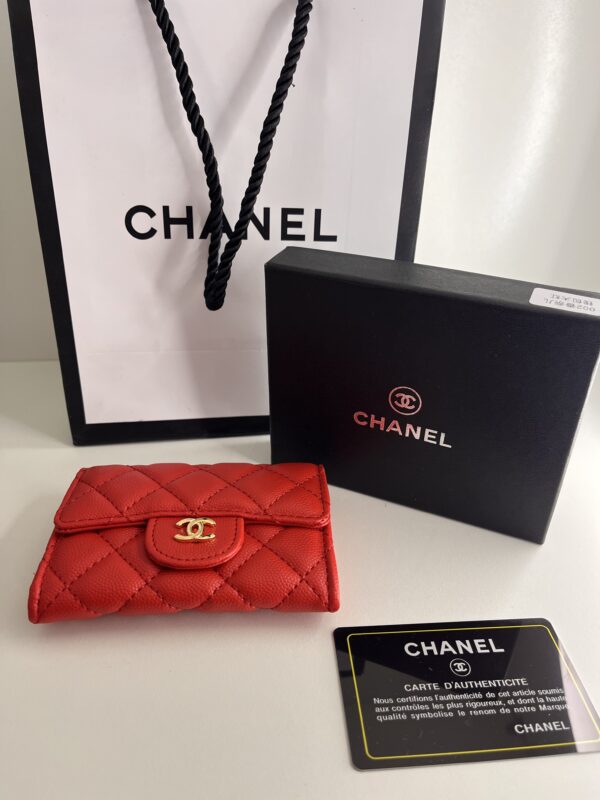 Mini Portefeuille Chanel Rouge – Cuir matelassé & Logo doré