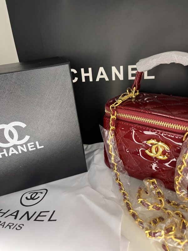 Chanel – Vanity Case en Cuir Vernis Rouge Bordeaux