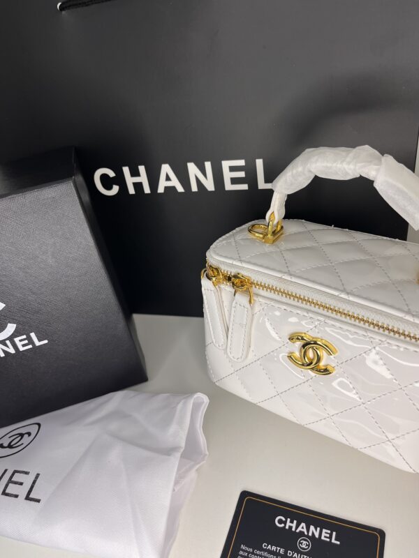 Chanel – Vanity Case en Cuir Vernis Blanc